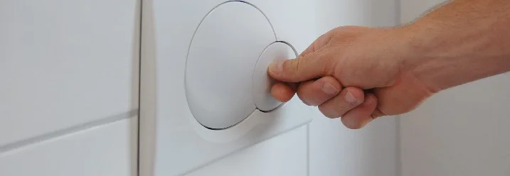 Hand betätigt Toilettenspülung